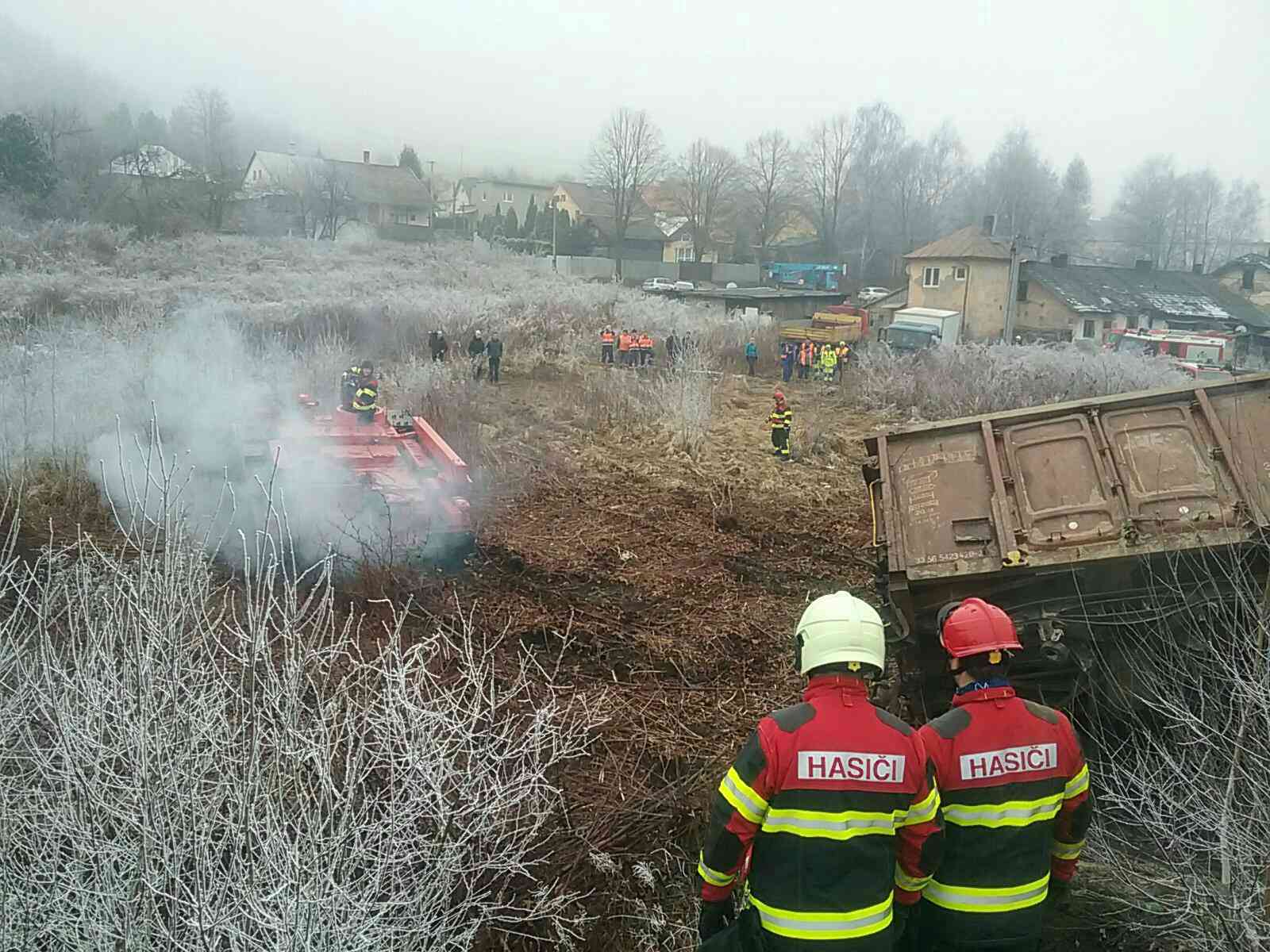 11 - Ťažká hasičská technika pomáha pri odstraňovaní vykoľajených vagónov v Krompachoch